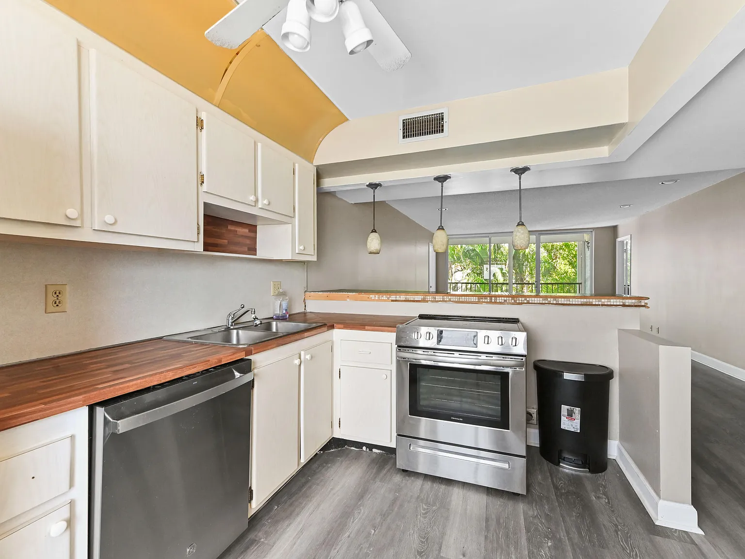 3 bed, 2.0 bath, 1148 sqft, $1,450 — Photo 4