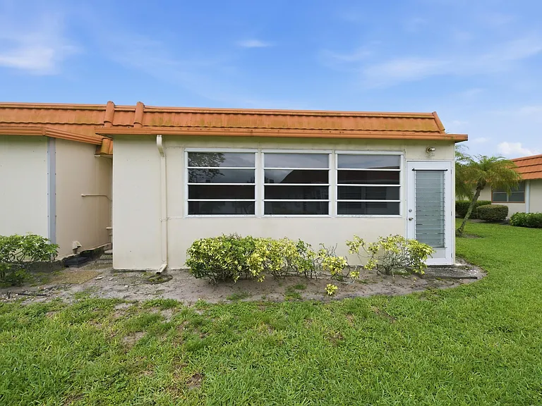 28 Seville Dr #B — Photo 32