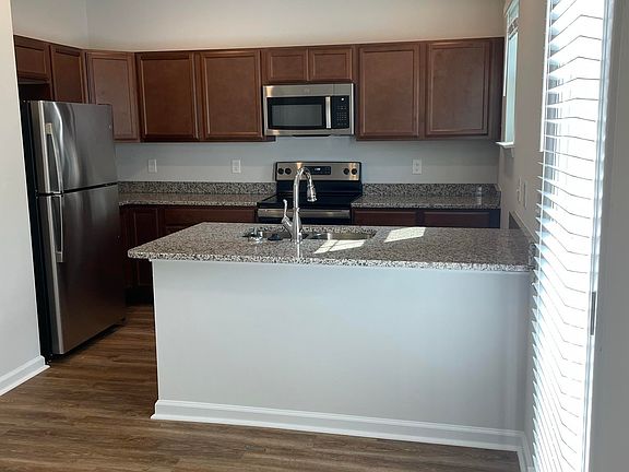 3rd image of 324 Woodlock Ln