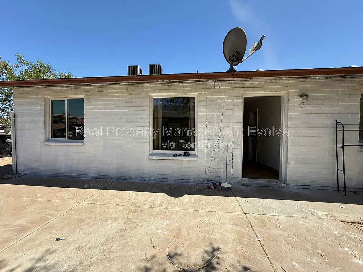 Building Photo - 3223 W Madison St #3