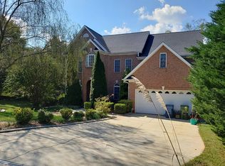 2625 Rolling Ridge Dr, Hickory, NC 28602