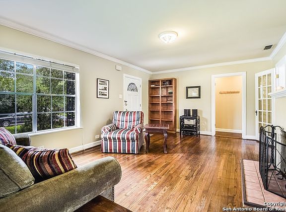 4th image of 208 Brightwood Pl
