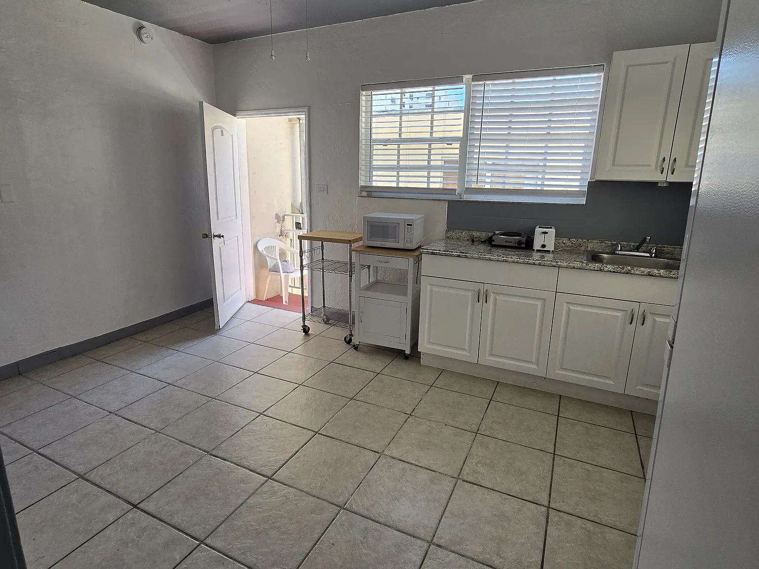 Studio, 200 sqft, $1,300 — Photo 3