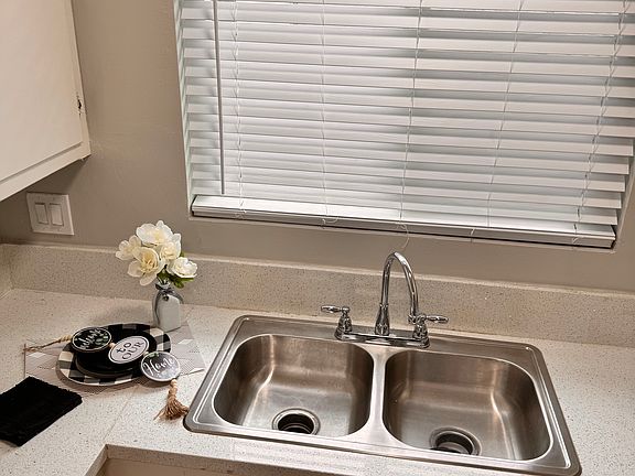 4th image of 10134 Scott Ave #10