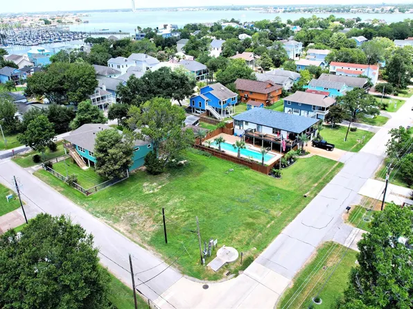 524 Clear Lake Rd, Clear Lake Shores, TX 77565