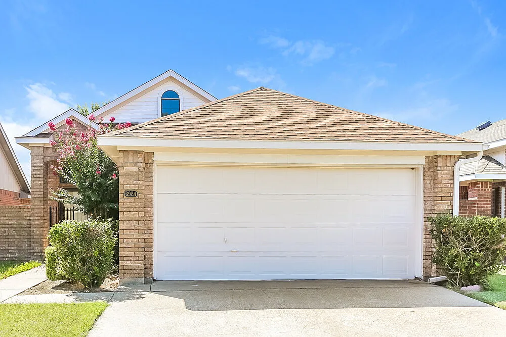 3 bed, 2.0 bath, 1206 sqft, $2,030 — Photo 1