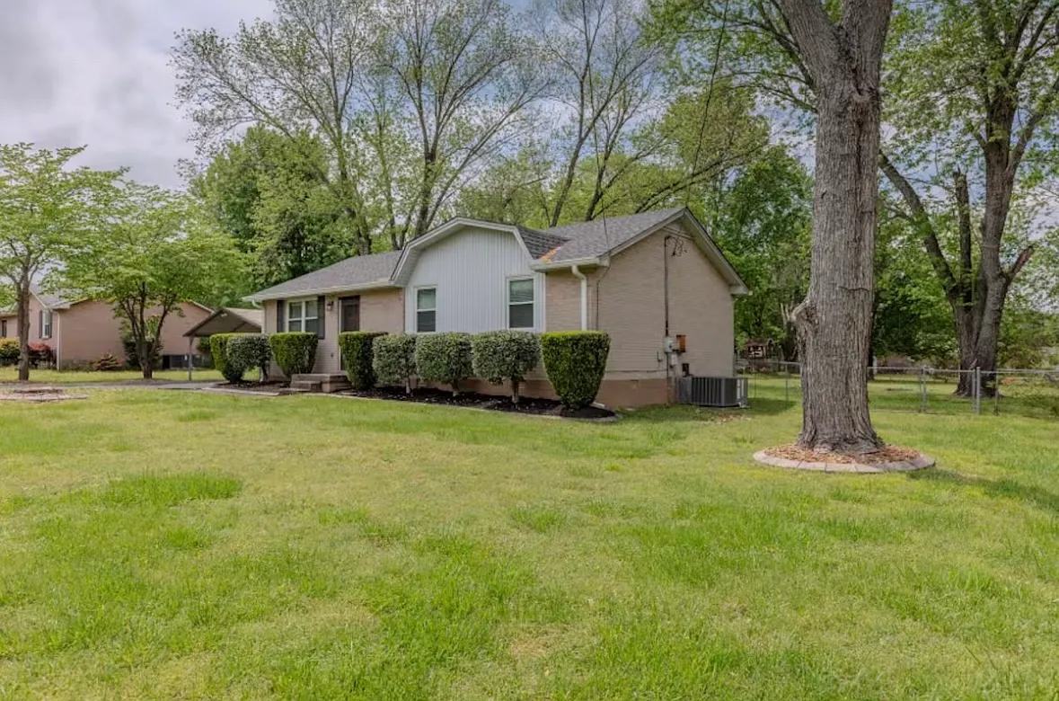 3 bed, 1.5 bath, 1100 sqft, $3,200 — Photo 2