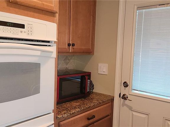 5th image of 305 College St