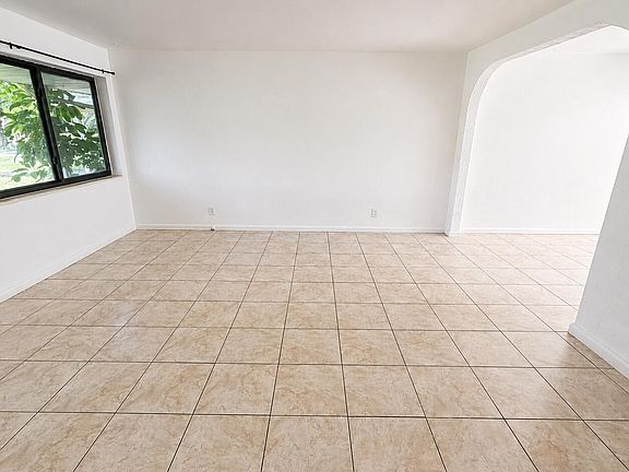 5th image of 360 NW 65TH Avenue