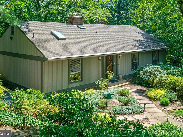 1715 Hollinwood Dr — Photo 1