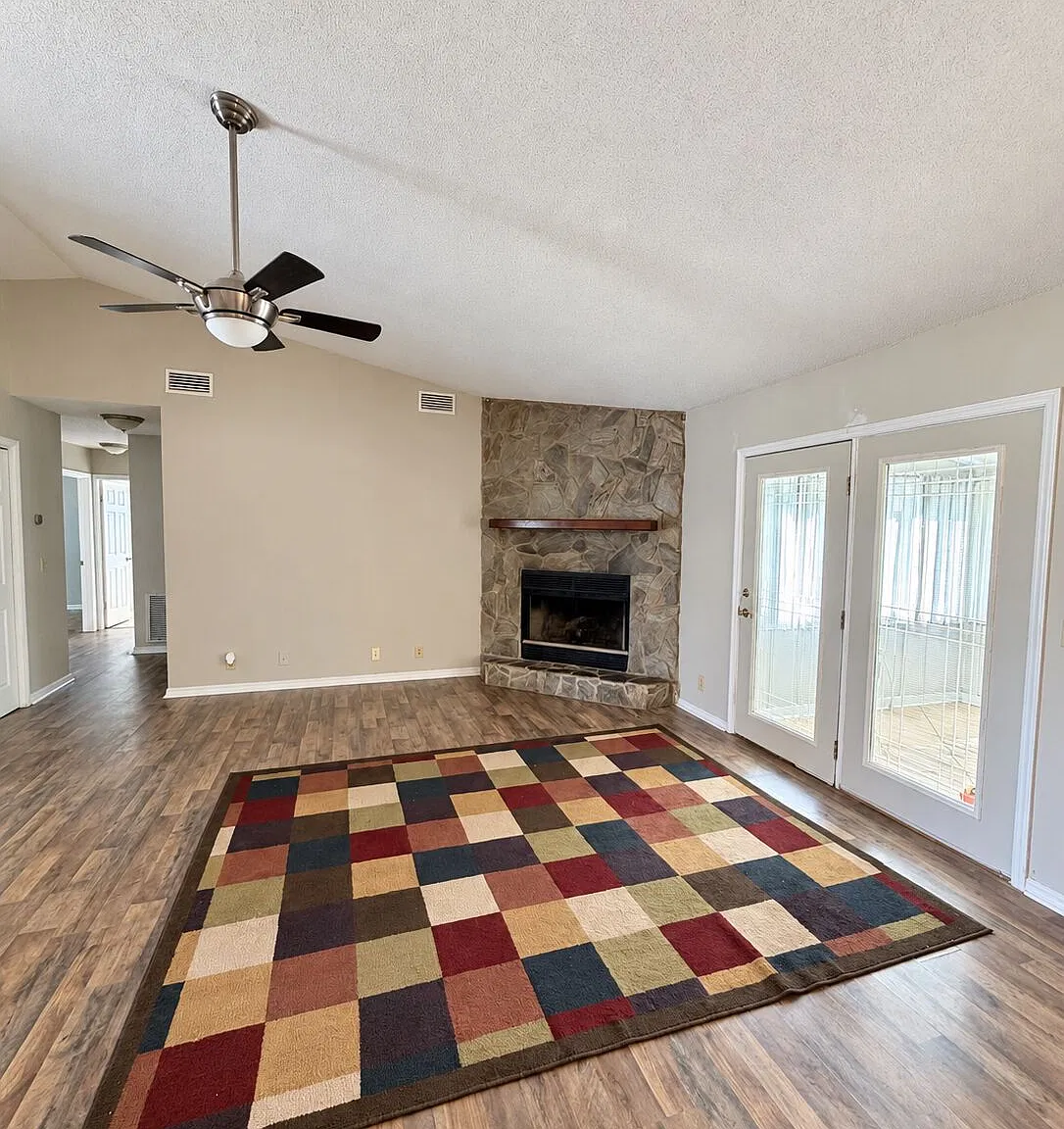 3 bed, 2.0 bath, 1400 sqft, $1,800 — Photo 3