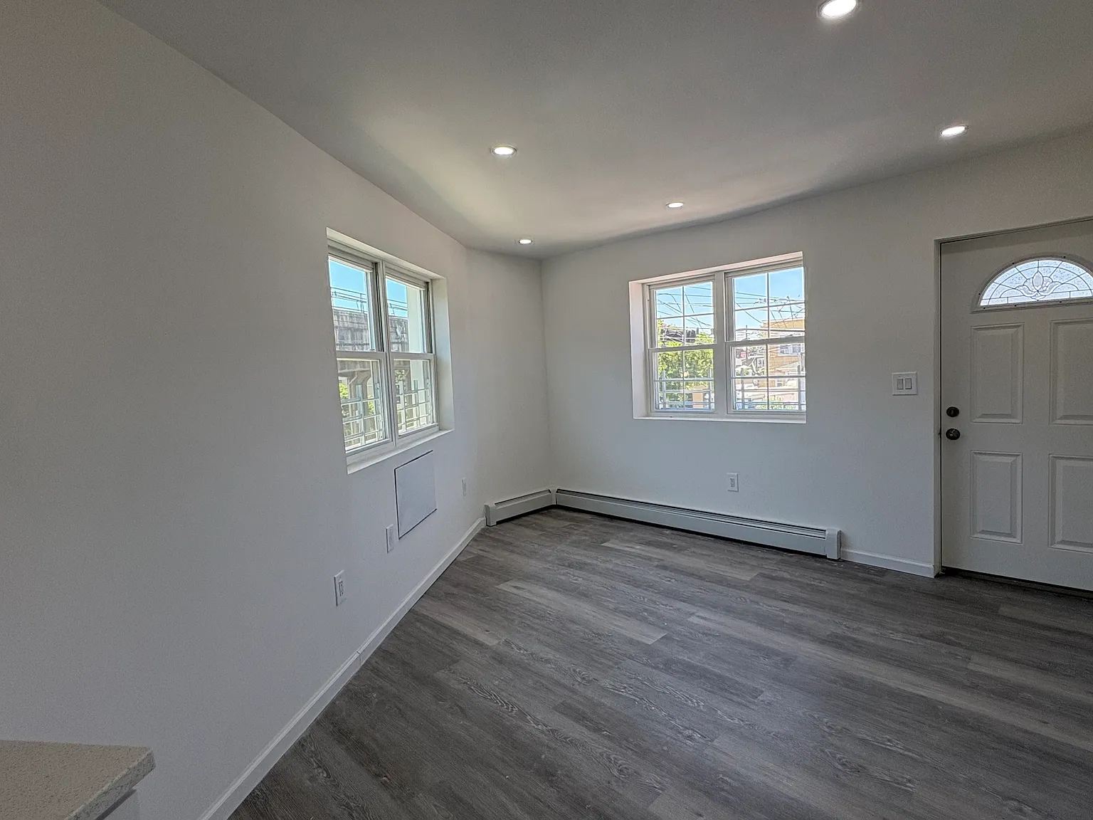 3 bed, 950 sqft, $2,300 — Photo 4