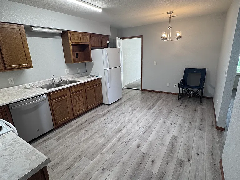 406 S Commercial St — Photo 7