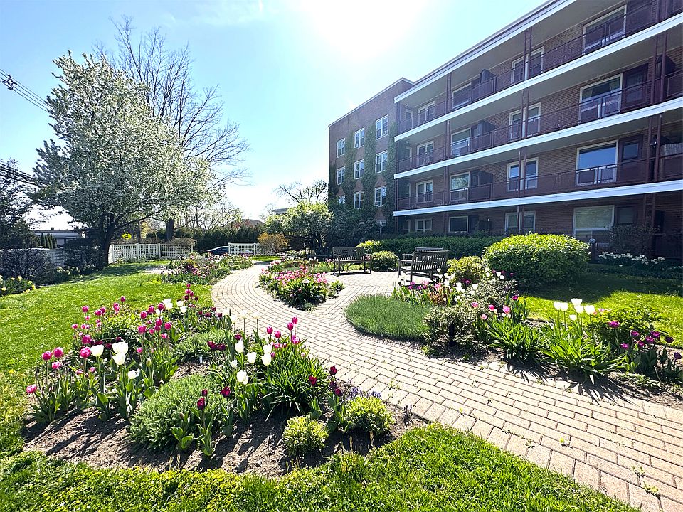 Central Greenwich Living - Building Views