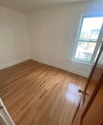 5th image of 847 E 220th St