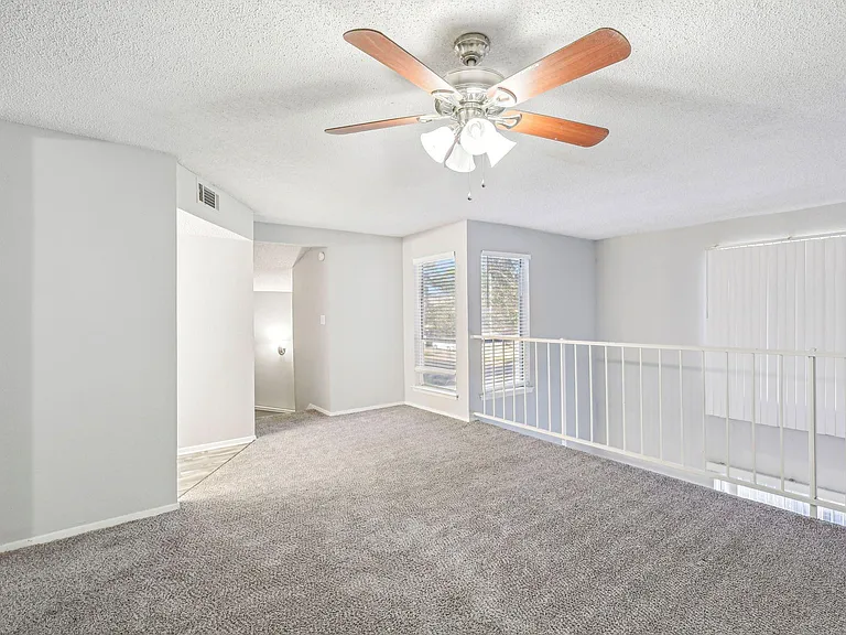 Hollyhills Apartments — Photo 21