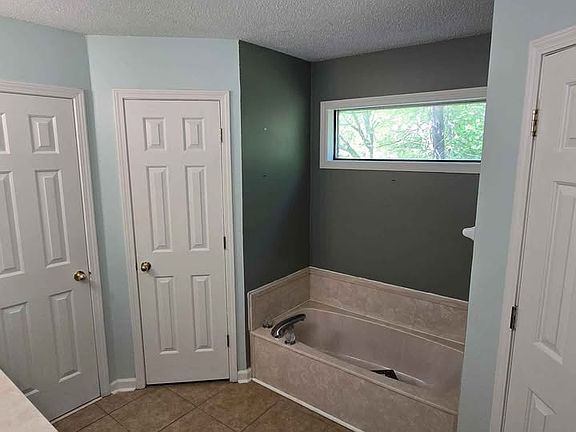 4th image of 3821 Westridge Dr