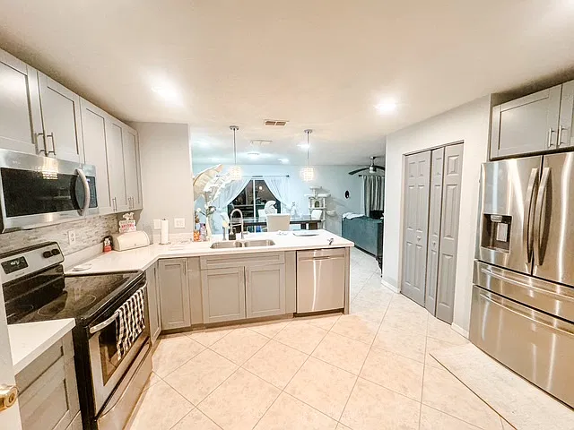 4 bed, 2.5 bath, 2595 sqft, $3,100 — Photo 4