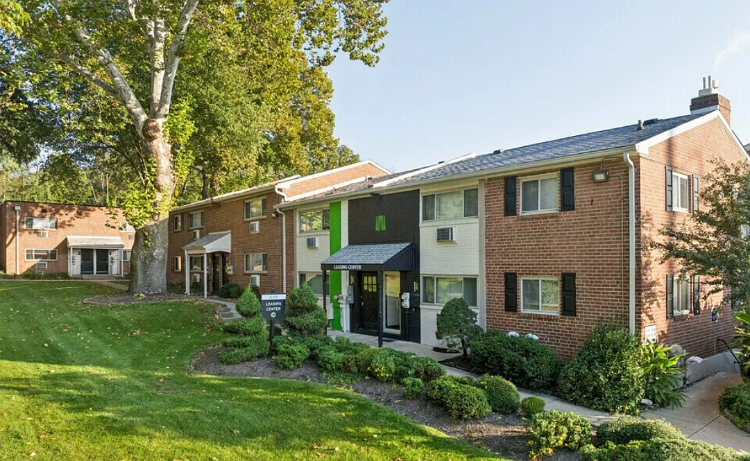 Laurel Manor Apartments — Photo 1