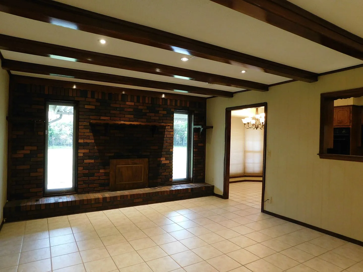 Charming 3 Bedroom 2 Bath House — Photo 2