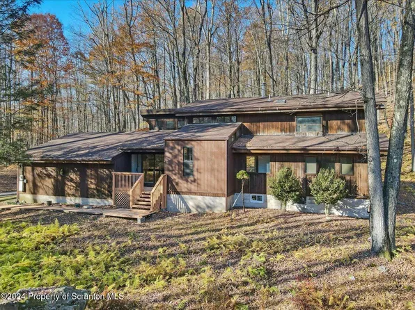 110 Plateau Dr, Greentown, PA 18426