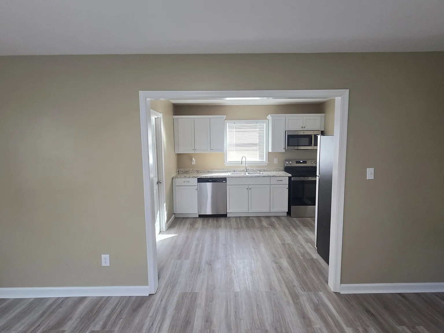 4 bed, 1.5 bath, 1132 sqft, $2,150 — Photo 4