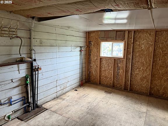 5th image of 202 NE Fulton St