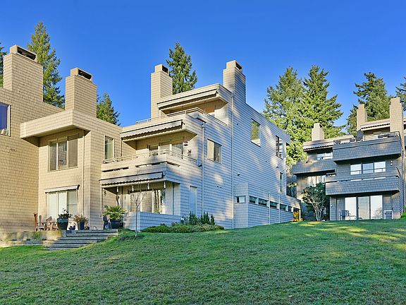 4th image of 561 Winslow Way W