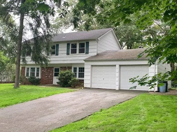 17 Skylark Ln, Stony Brook, NY 11790