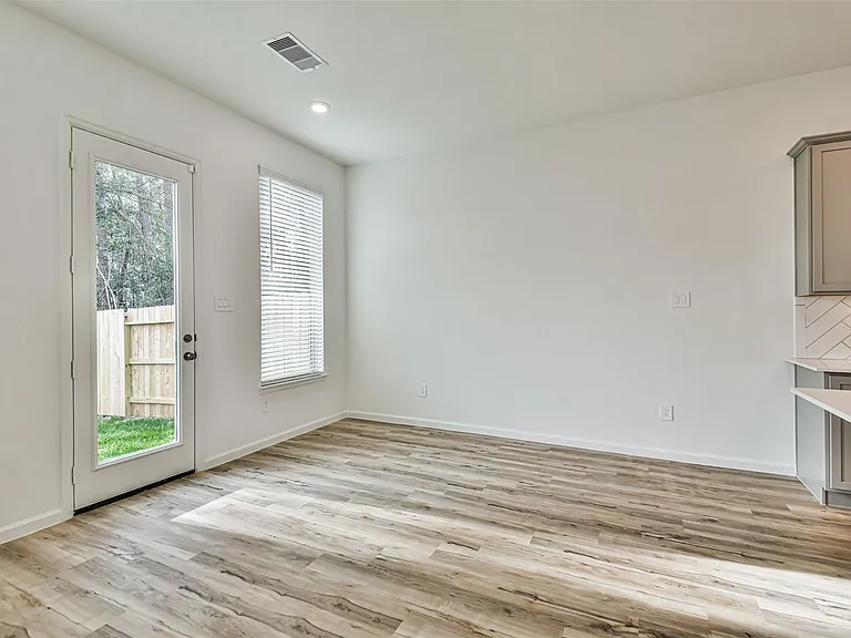 678 Royal Arch — Photo 9