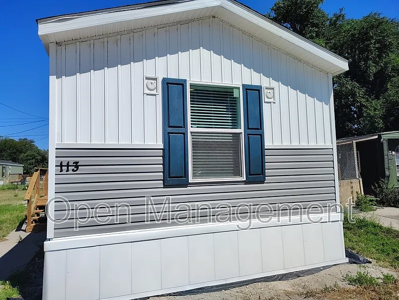 3 bed, 2.0 bath, 1120 sqft, $1,049 — Photo 2