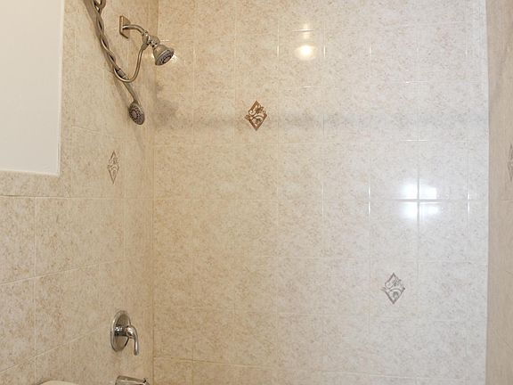 5th image of 780 Waring Ave #2F