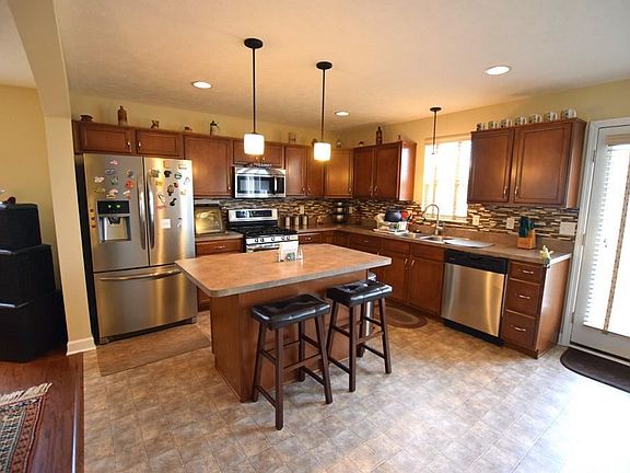 5th image of 186 Shoreland Cir