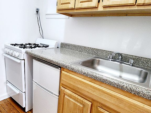 3rd image of 202 W 106th St APT 52