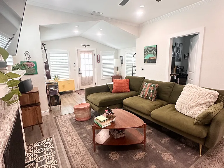 210 W Lambright St — Photo 5