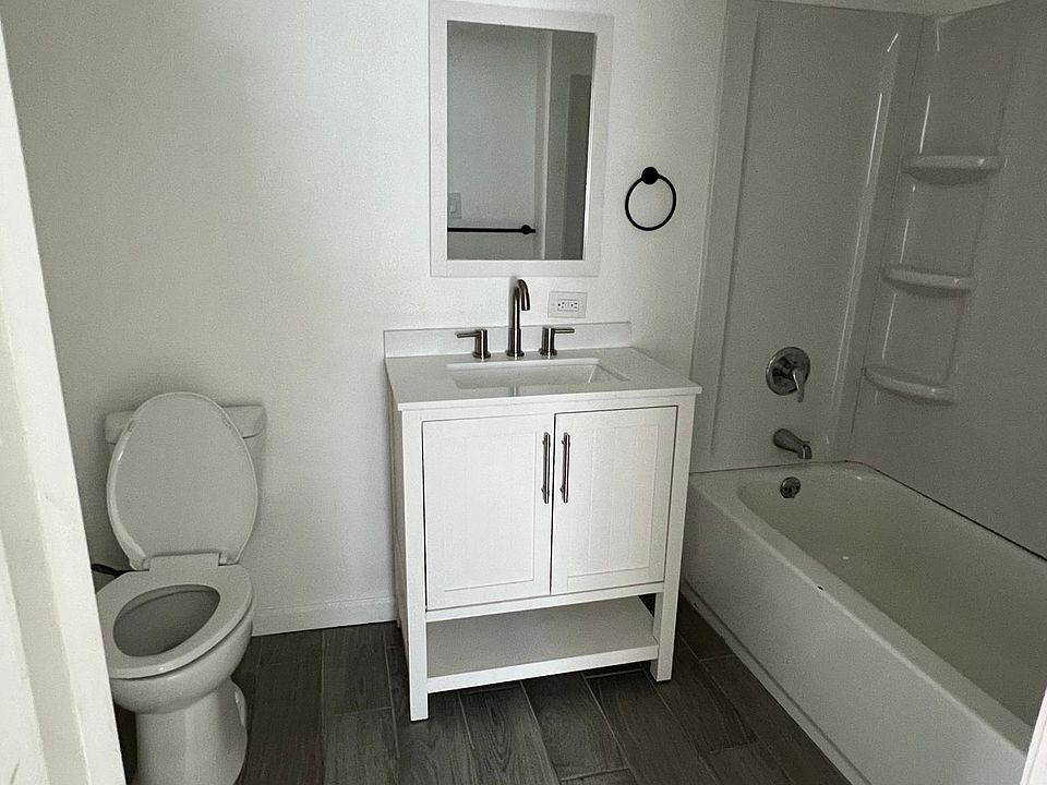 Access bathroom located in the bedroom