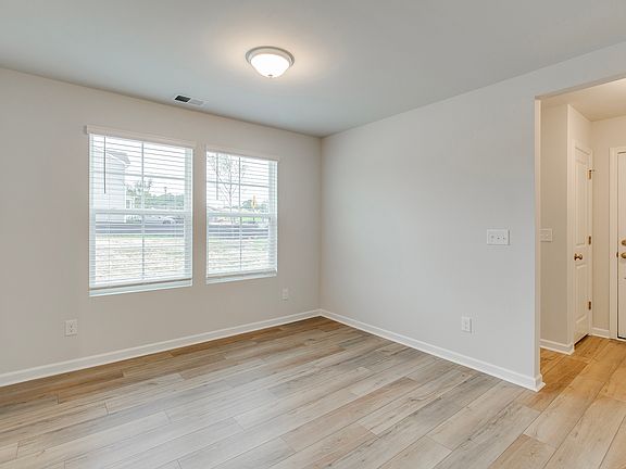 5th image of 373 Hardwick Dr