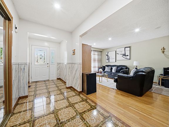 5th image of 4 Manorcrest St