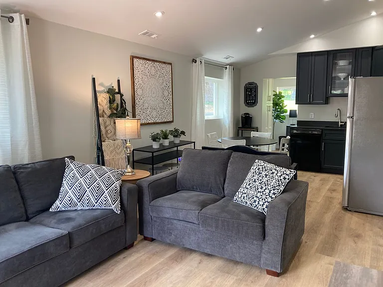 815 College St NW — Photo 5