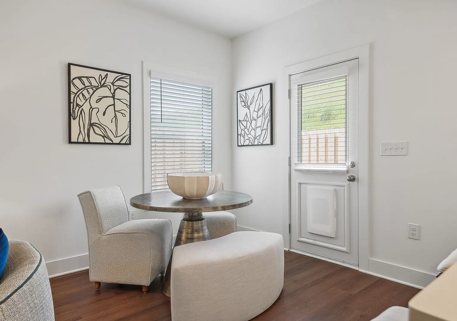 Stylish Home with Luxury Finishes and Attached Garage! — Photo 4