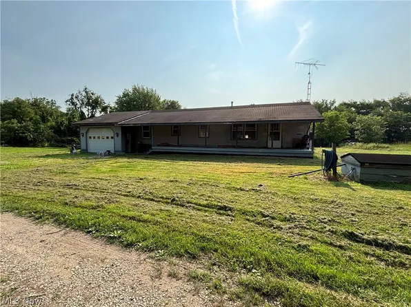8064 Pinoak Dr SW, Carrollton, OH 44615