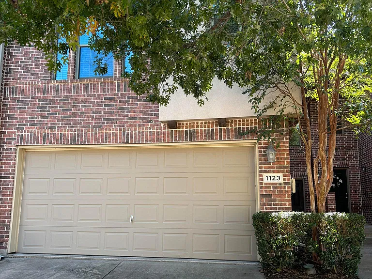 1123 Landon Ln — Photo 1