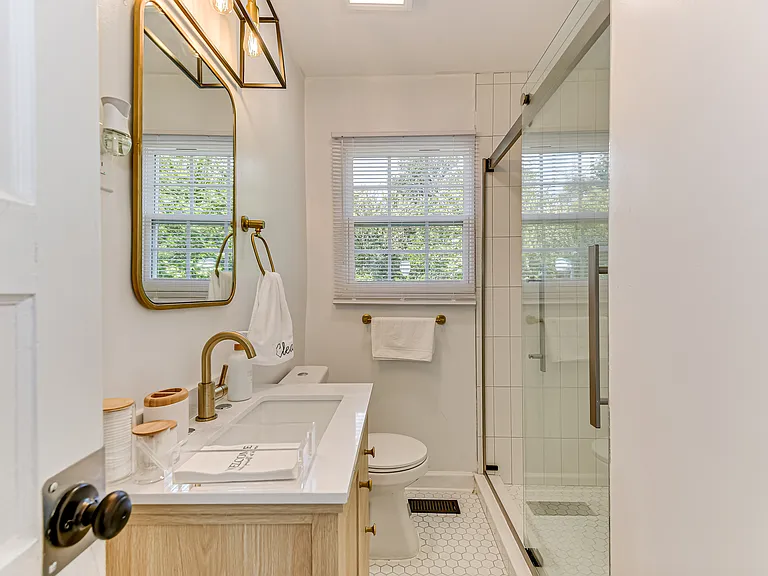 2701 Oakland Ave — Photo 3
