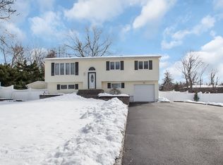 28 Pheasant Dr, Commack, NY 11725