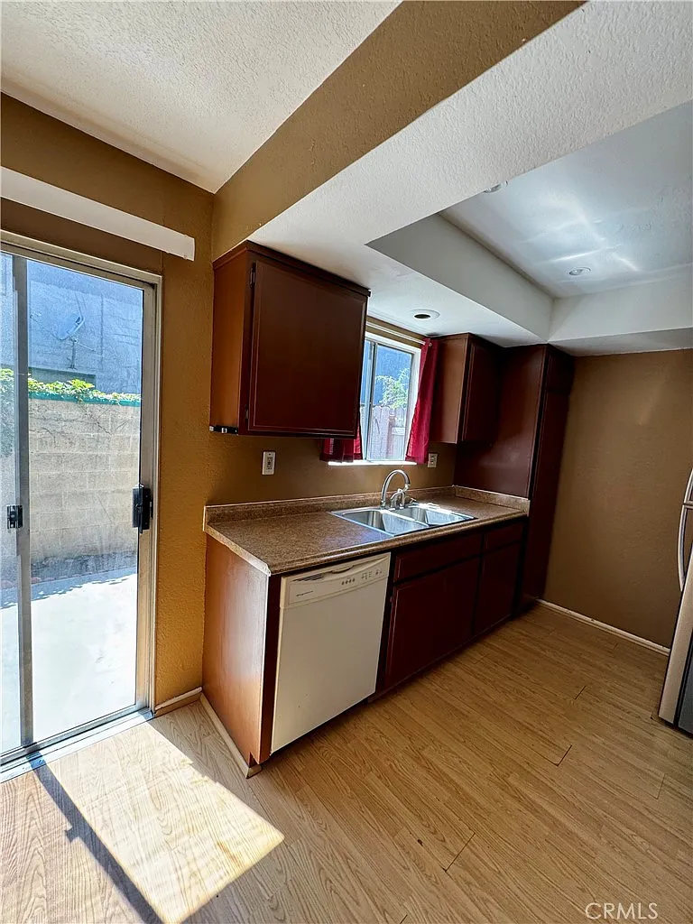 2 bed, 1.5 bath, 904 sqft, $2,600 — Photo 3