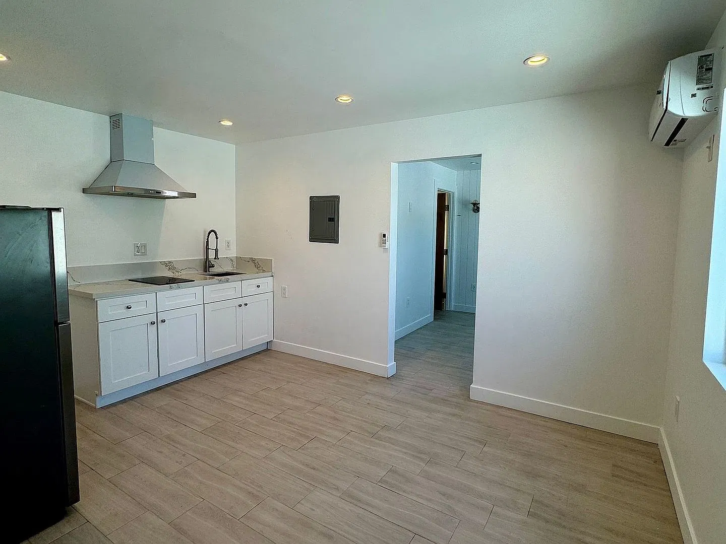 Modern 1-Bedroom Upper Unit in Boutique Mid-City Building — Photo 1