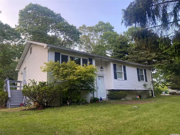 628 Elton Street, Riverhead, NY 11901