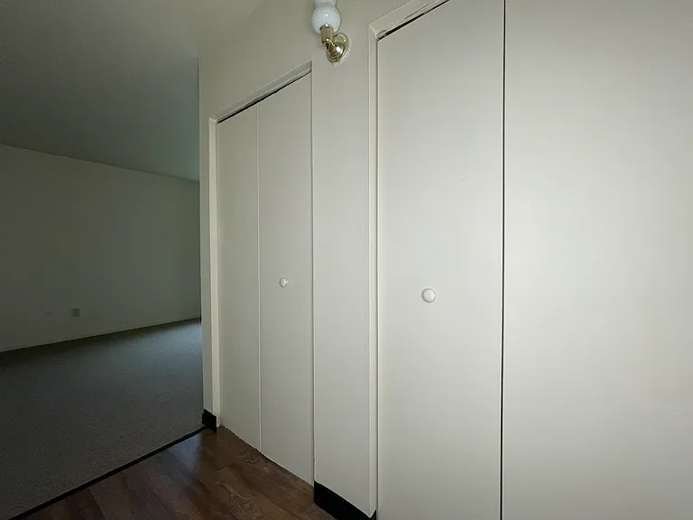 Oak Creek Apartments — Photo 24