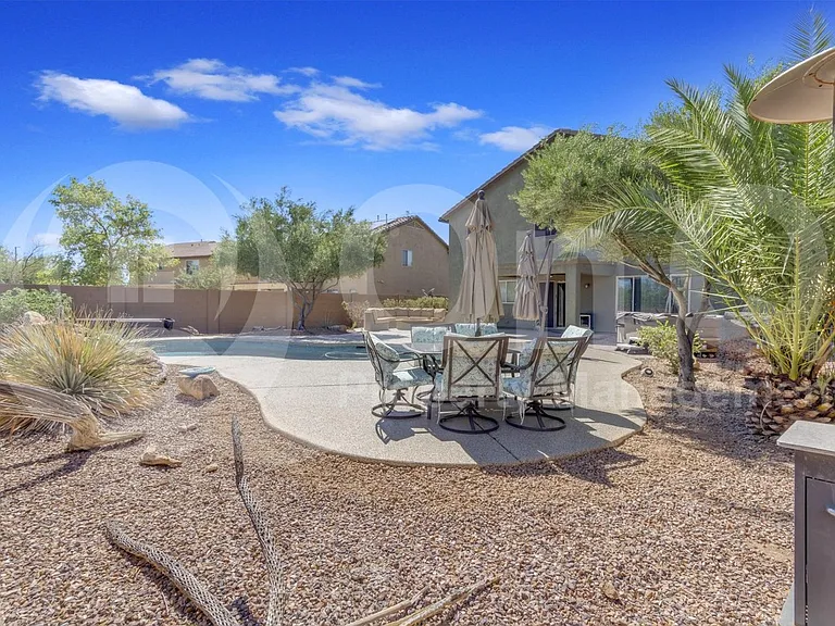 2561 N Hawthorn Dr — Photo 64