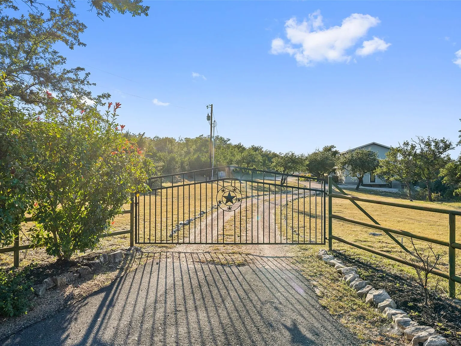 5 bed, 4.0 bath, 4265 sqft, $4,999 — Photo 3
